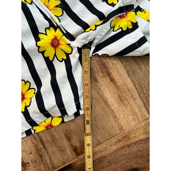 PUBLIC ART White & Black Wallflower Patterned Board Shorts Size Small - Picture 5 of 7